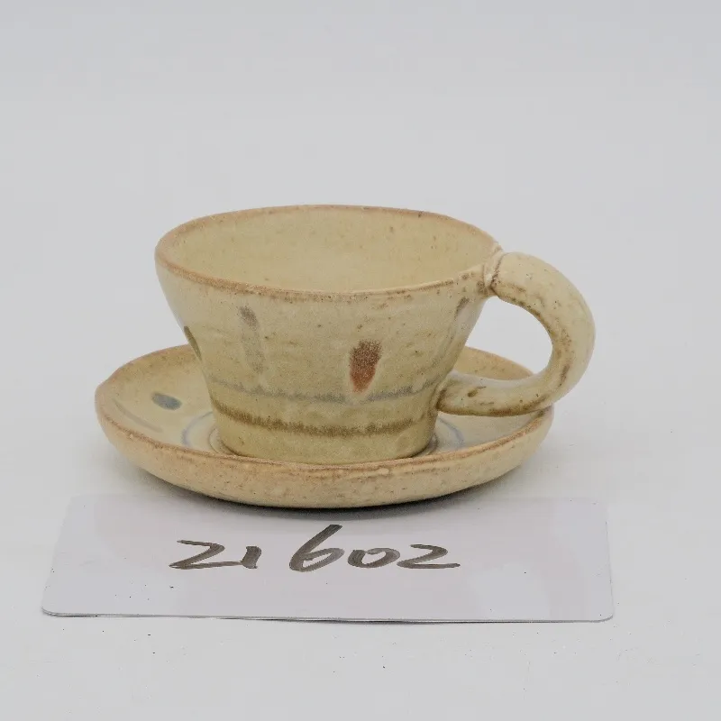 Cốc và đĩa sứ